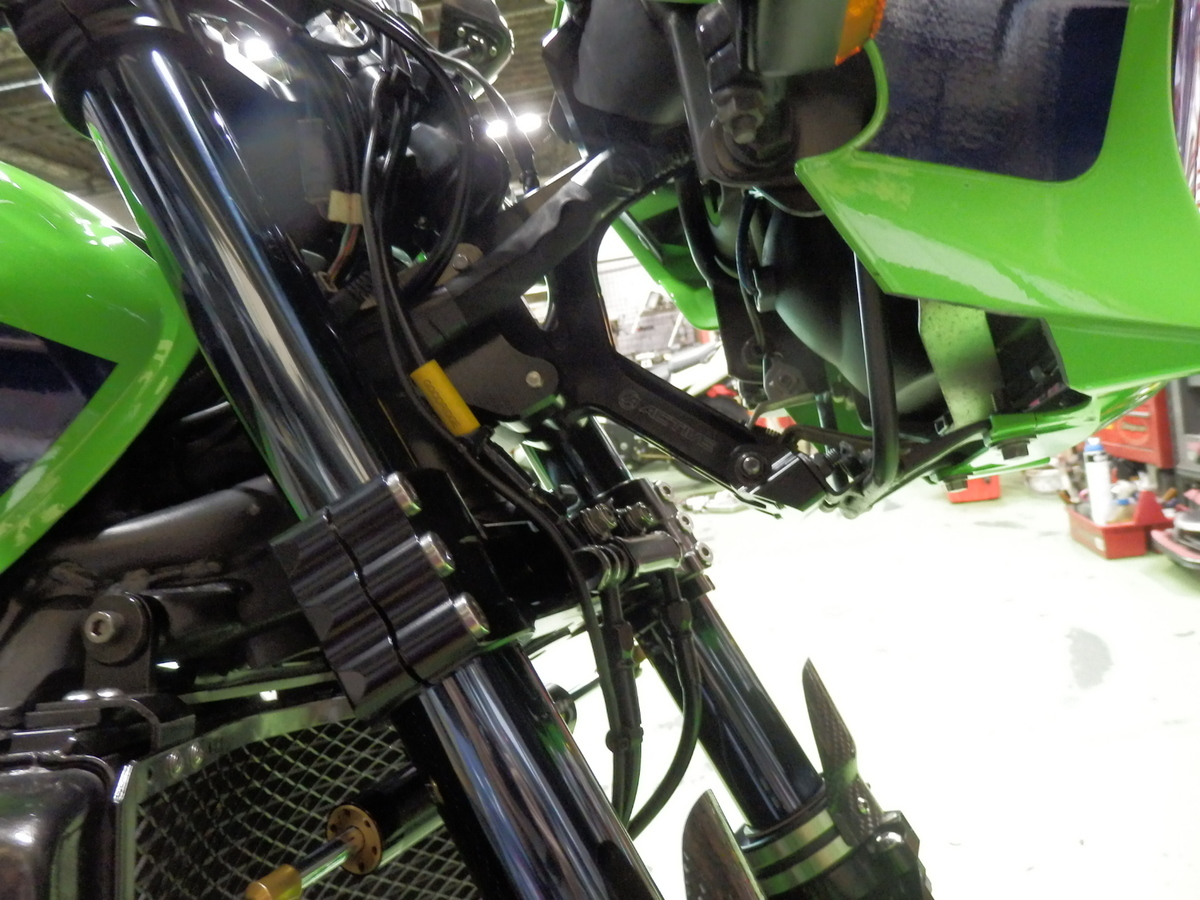 首長☆ZRX1200DAEG☆カウルマウントステー装着例: バイク用品店