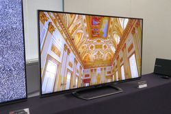 シャープ、4K液晶テレビ「AQUOS 4K US30」 - 60型と52型、艶やかな黒を