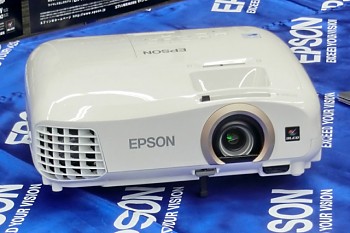 V字回復中のホームプロジェクター市場 - エプソン、新モデル投入で