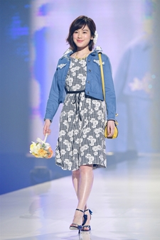 河北麻友子&石田ニコルの美脚にうっとり! ミニスカ衣装でランウェイ