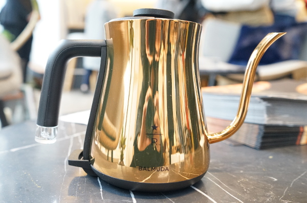 バルミューダ×スターバックス、電気ケトルの限定モデルが登場 | マイ