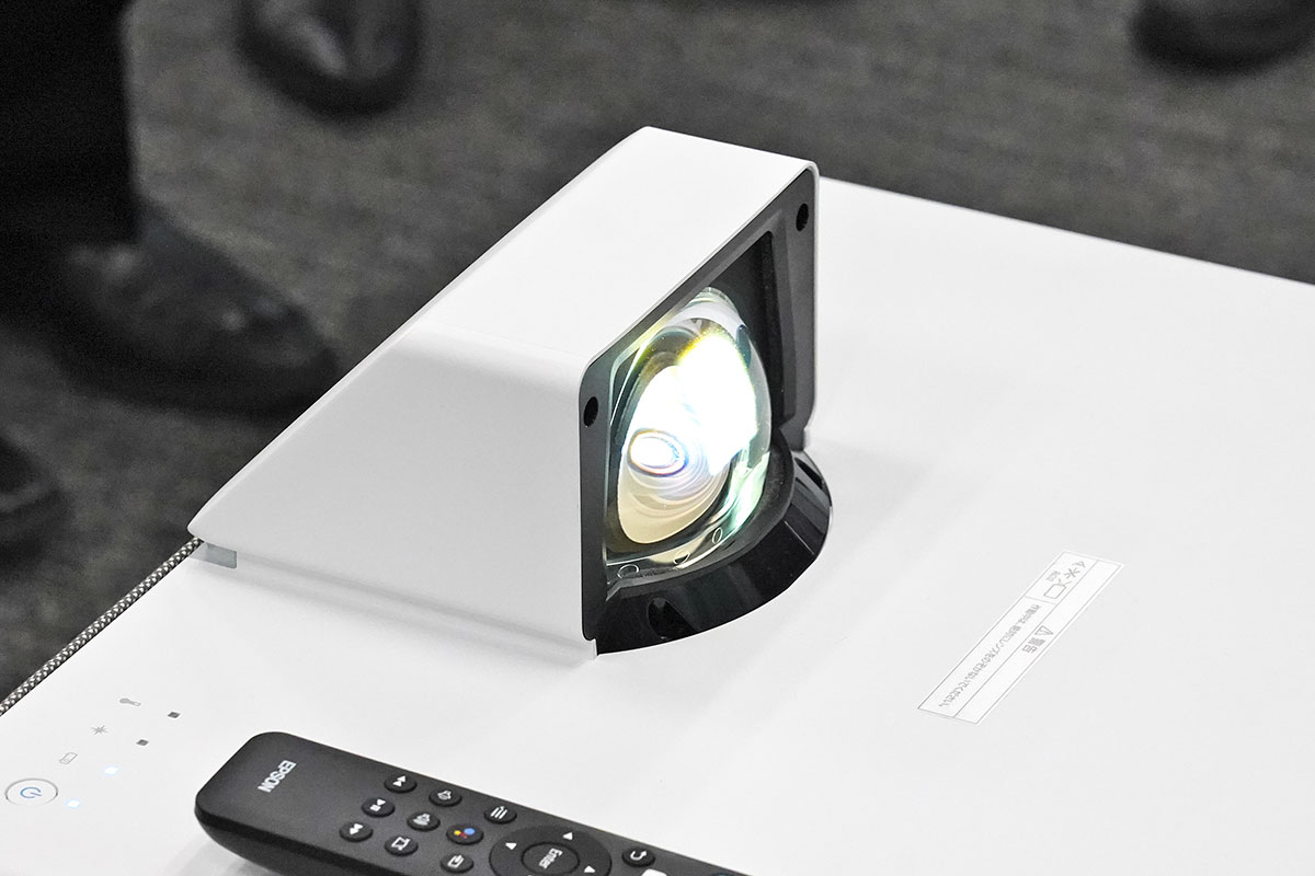 6畳間でも100インチ、エプソンが4Kプロジェクター「EH-LS500」 | マイ