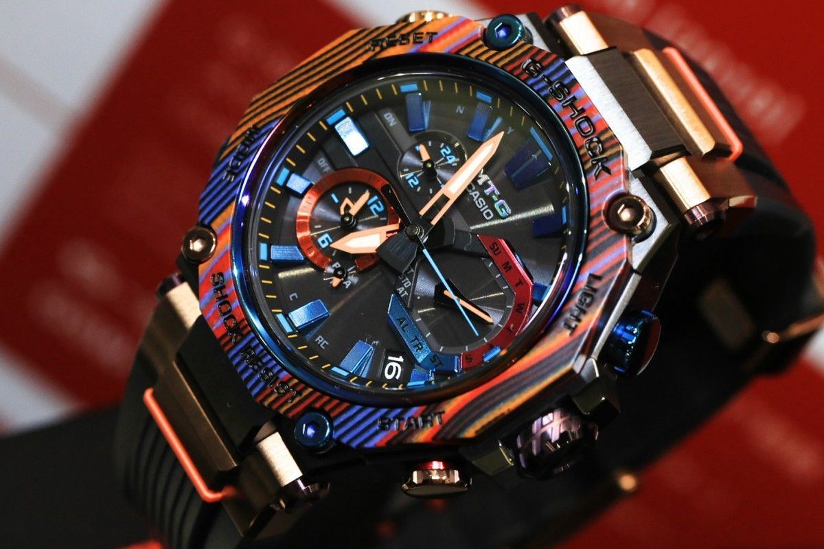 G-SHOCK、神秘的な色彩をマルチカラーカーボンベゼルで表現した「MT-G