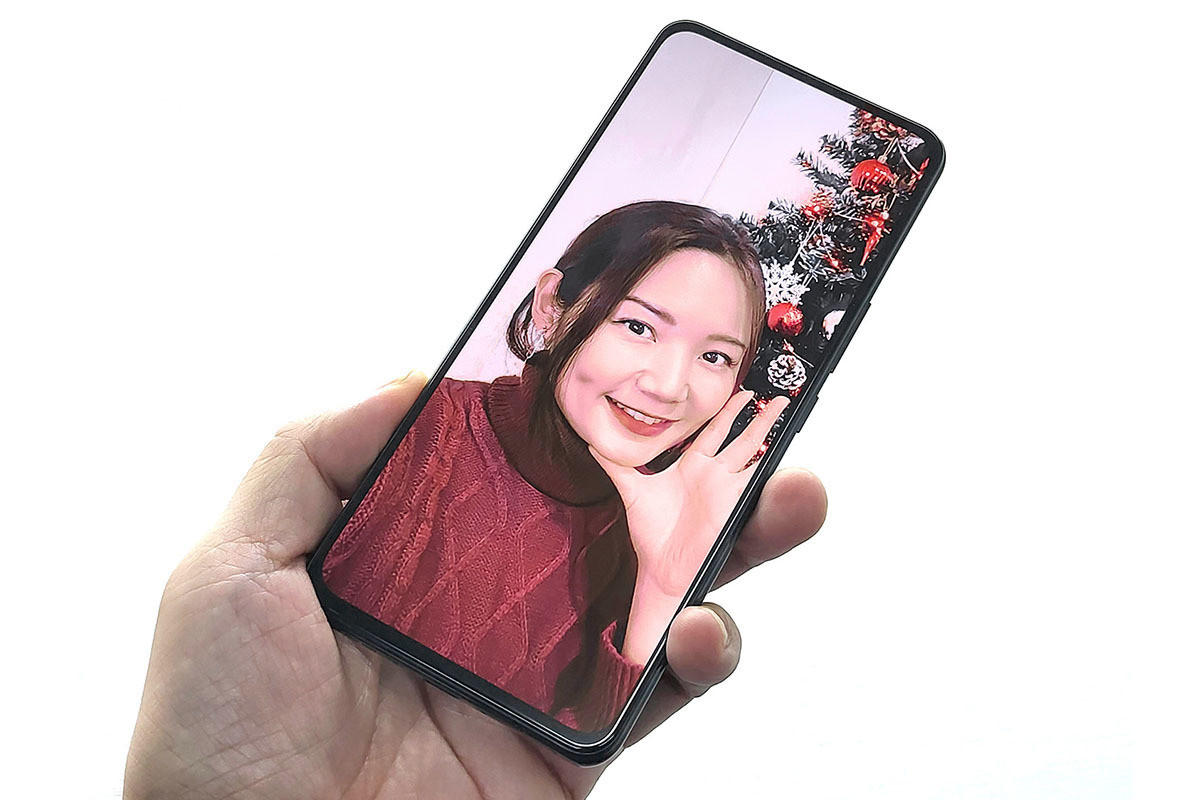 フロントカメラが見えないスマホ、ZTEの「AXON 30 5G」で自撮りを試し