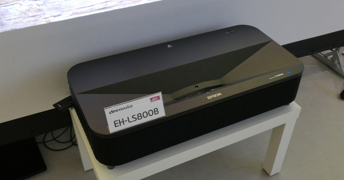 エプソン、壁から2.5cmで80インチ画面を投影できる超短焦点