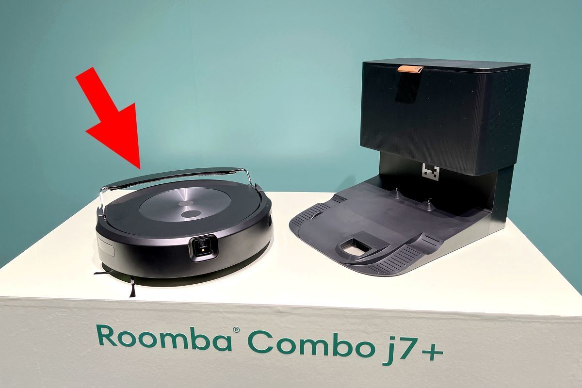 ルンバ コンボ j7+」レビュー、ギリギリまでコードを避けながら吸い