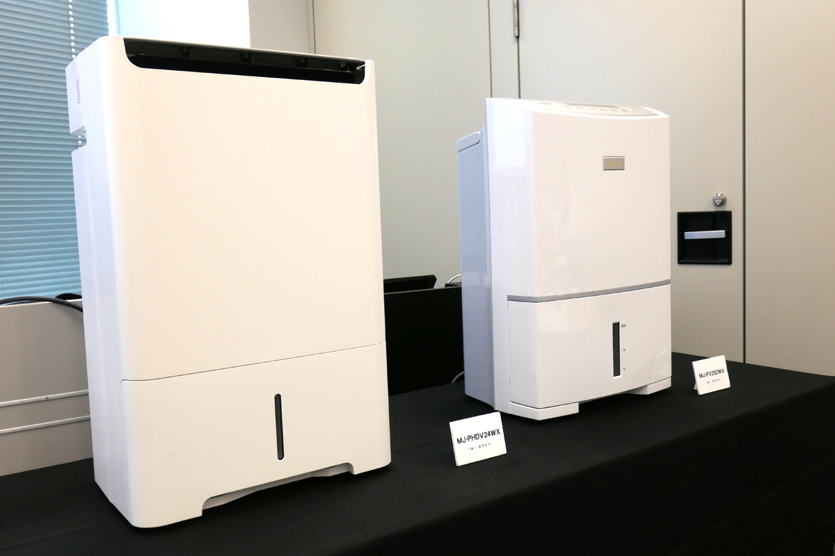 空気清浄機と脱臭機能が付いた除湿機、1年中リビングを快適に保つ工夫