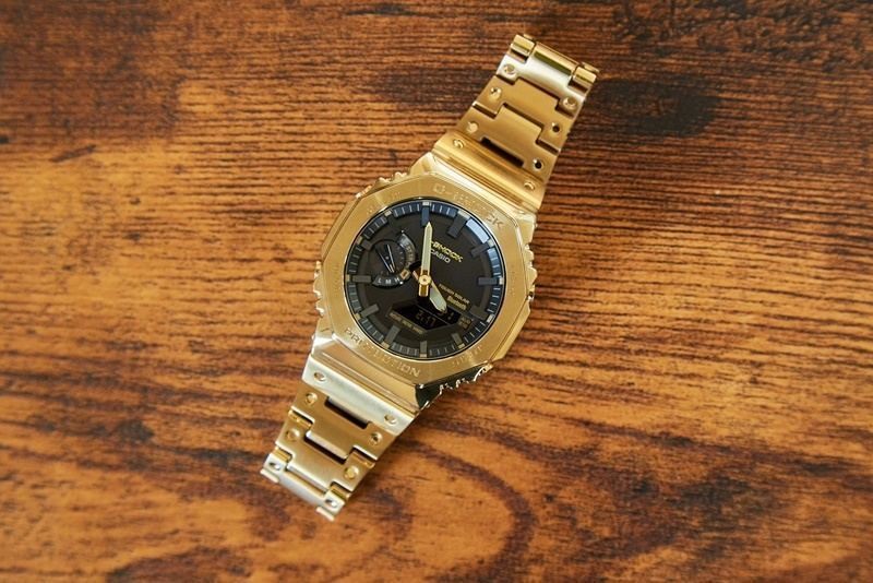さりげない高級感が大人の魅力を引き立てるフルメタル“G-SHOCK”の