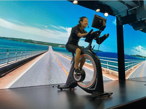 自宅でバイクに乗りながら南の島を満喫！話題のEMSトレーニングを体験