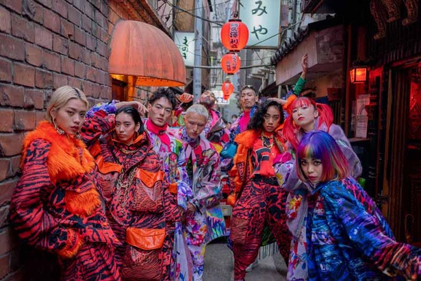渋谷の街中に「KANSAI YAMAMOTO」のカラフル衣装を着たモデルが出現