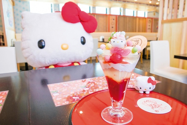 食べるのがもったいないメニューがズラリ！乙姫姿のハローキティに