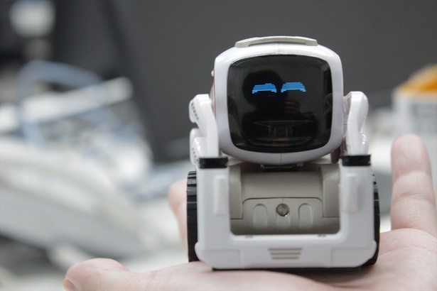 予想以上、いや予想外！手のひらサイズのAIロボット「COZMO」と遊んで