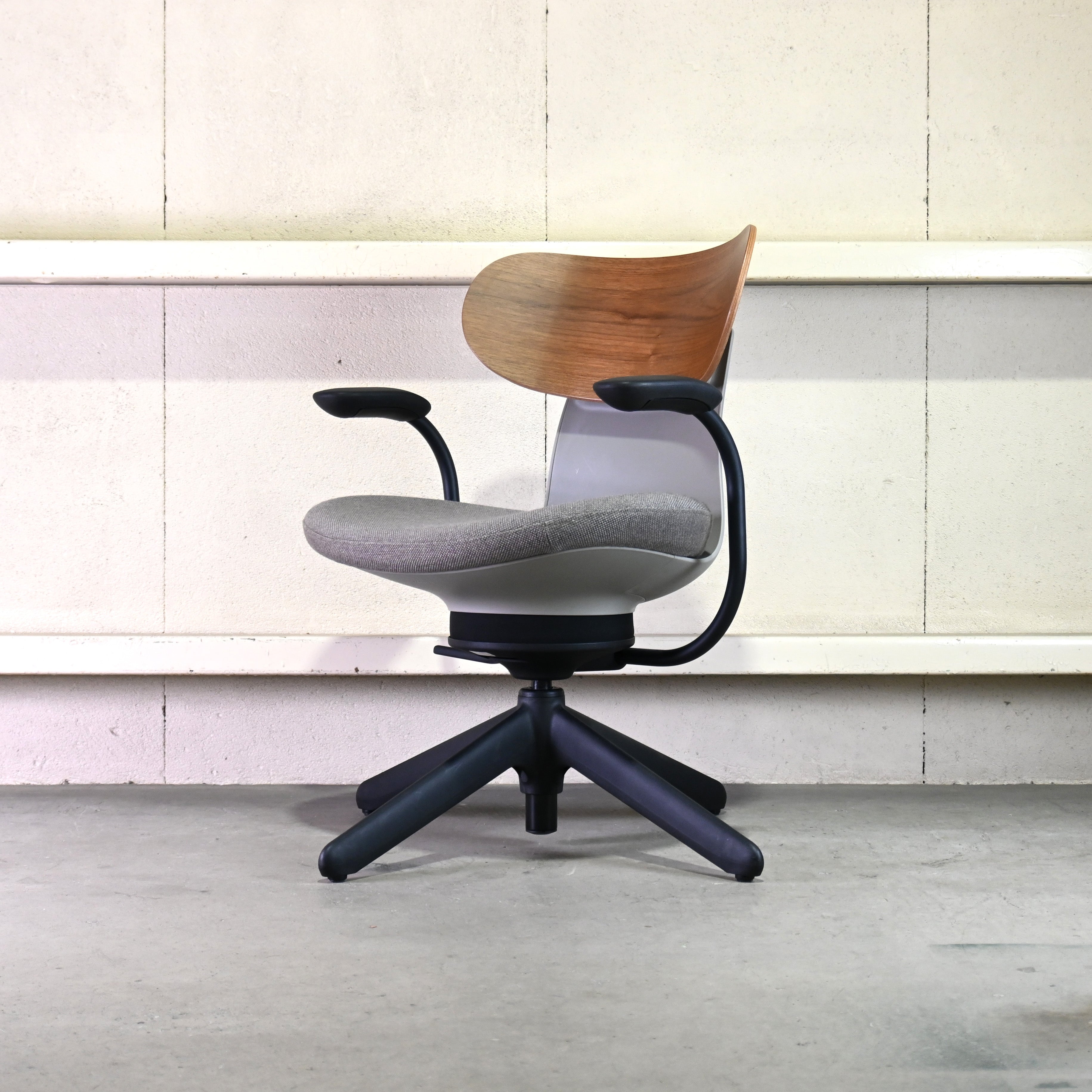 KOKUYO ingLIFE Gliding work chair Ash wood Office furniture