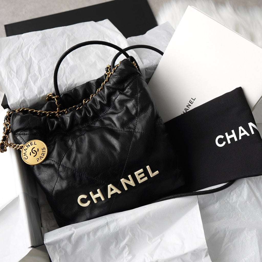 CHANEL 黒 レザー バッグ 保存袋付き