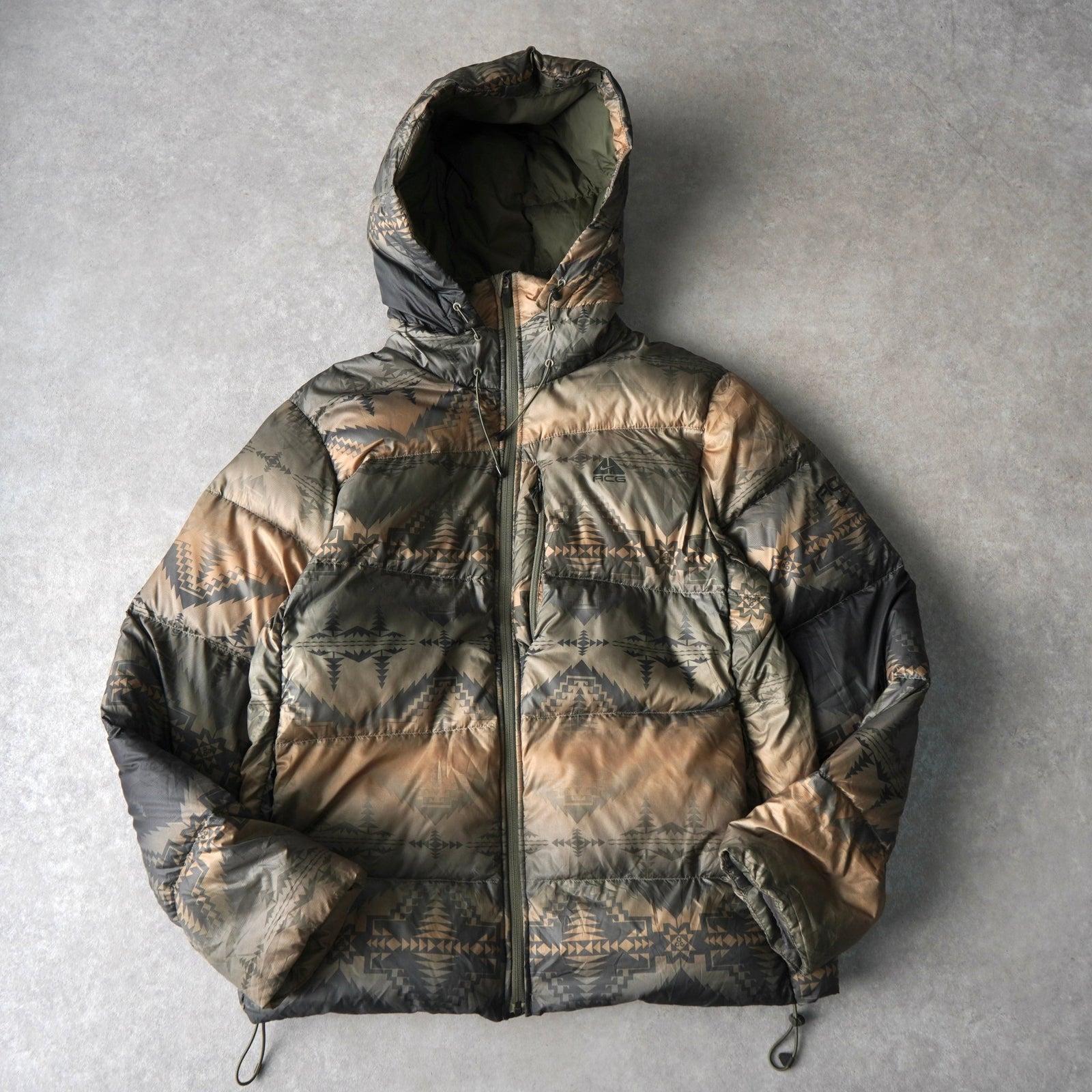 ナイキ エーシージー カモ柄 リアルツリー フーデッド ダウン