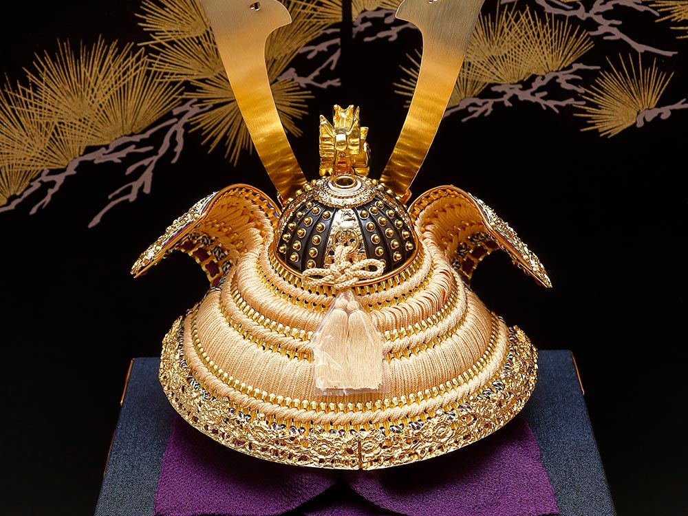 五月人形】(一徳) 10号純金箔押総金具兜 金茶 龍頭 櫃入 平飾り：節句