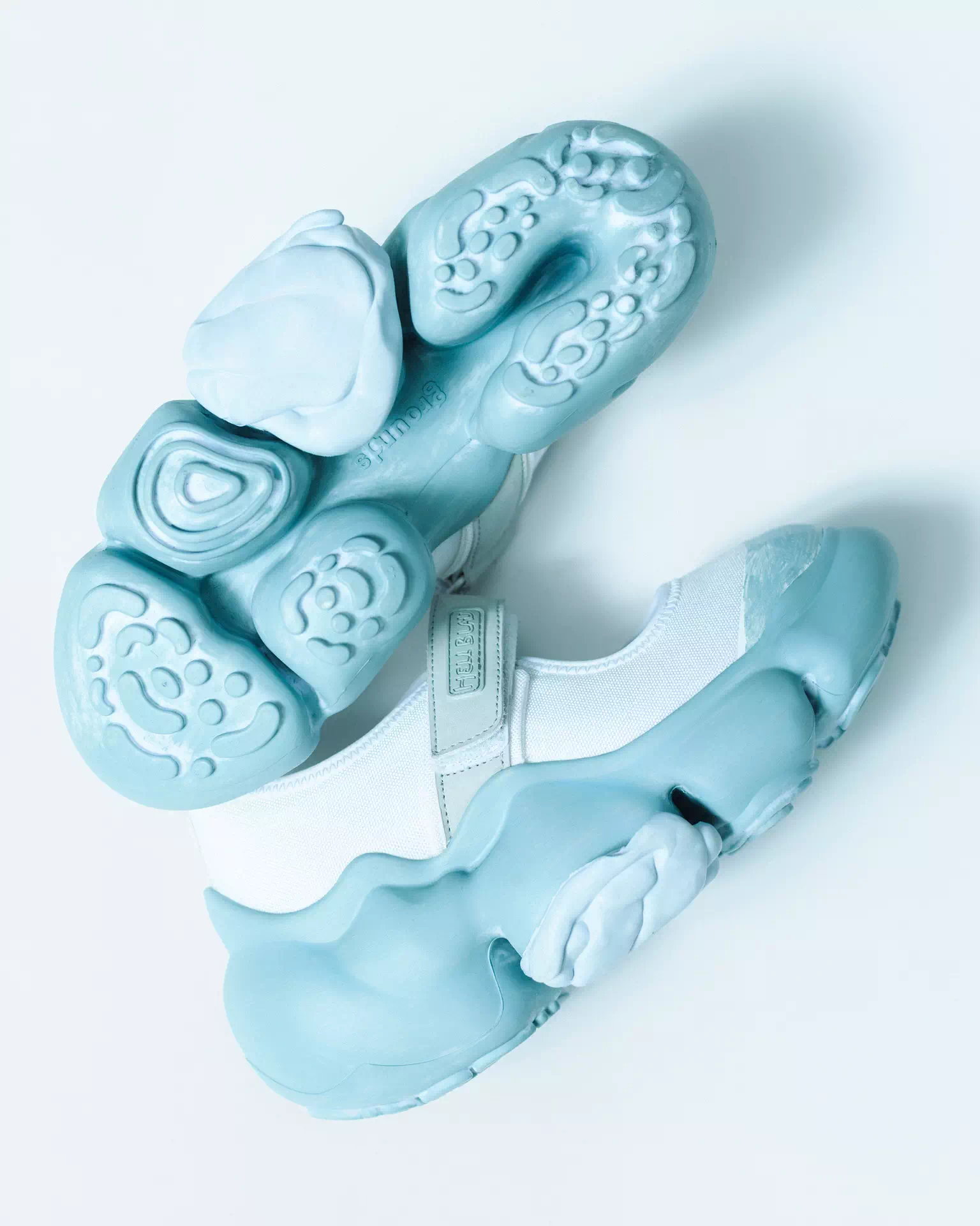 あのによるアパレルブランド・HELL BLAUとgroundsがコラボ。上履き