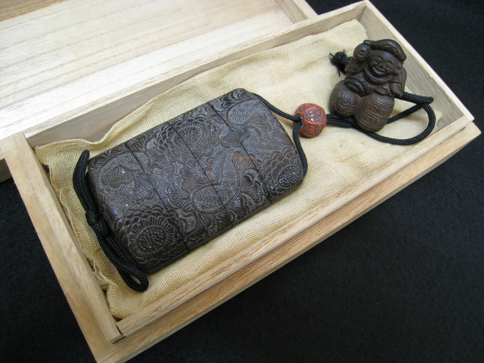 堆黒印籠 大黒根付 時代提物 堆朱細密彫印籠 買取りさせて頂きました