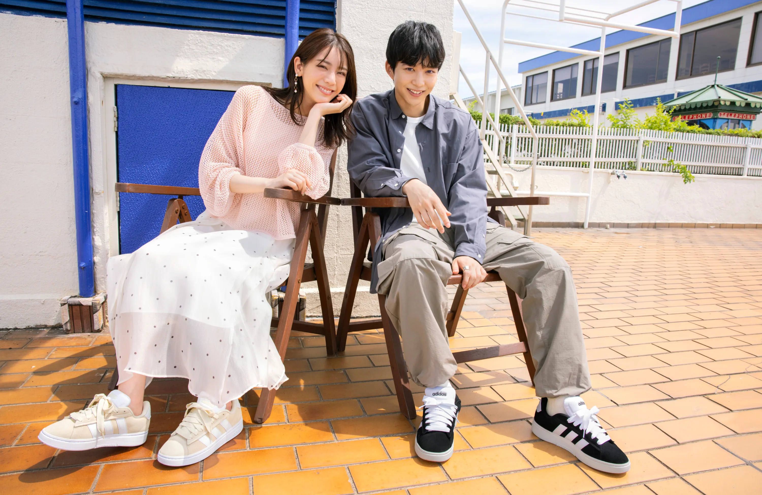 貴島明日香×鈴木仁 アディダスの限定スニーカーGRANDCOURT ALPHA 00sを