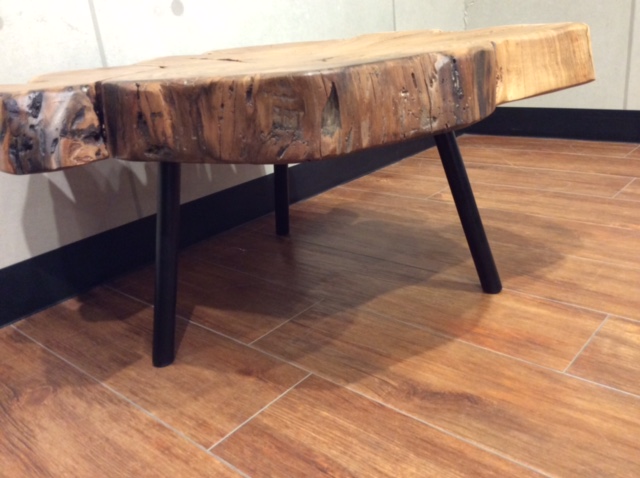一枚板のコーヒーテーブルは、ライブ感いっぱい - バイヤーズブログ