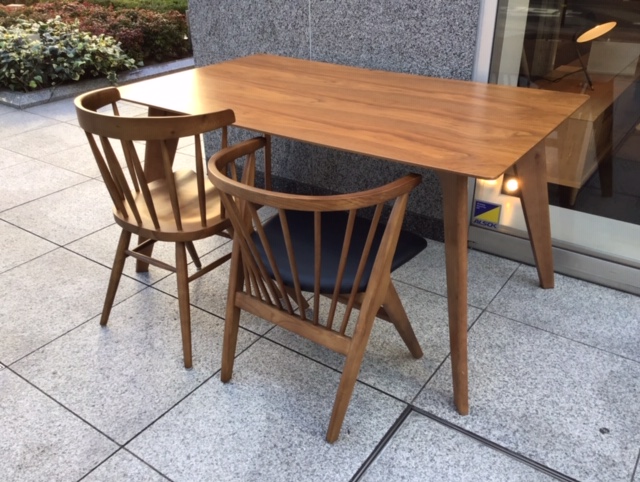 新入荷ダイニングチェアの御紹介 高級感漂う木製スピンドルバック