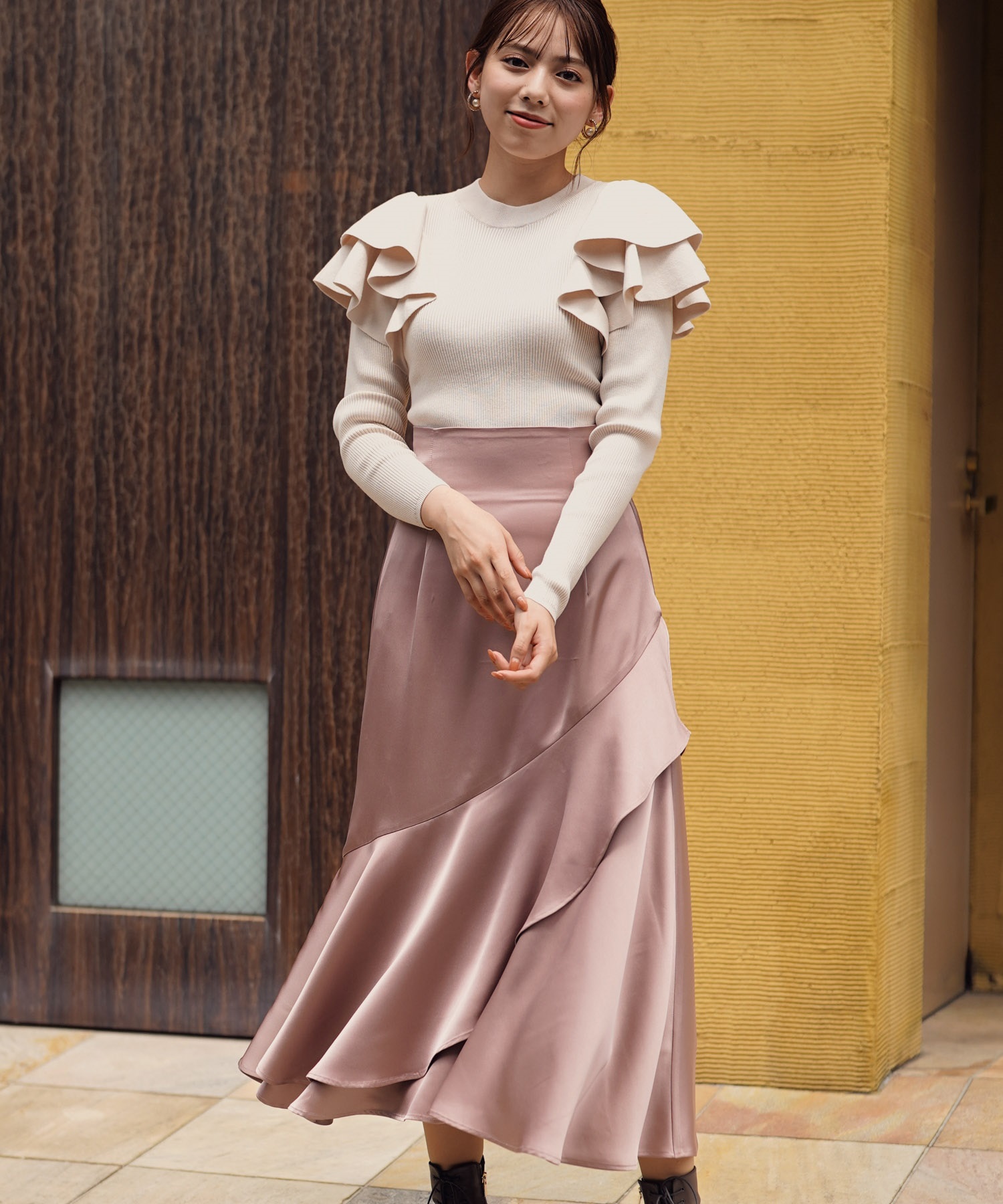 アシメフリルサテンスカート | フレアスカート | NOELA OFFICIAL WEB STORE