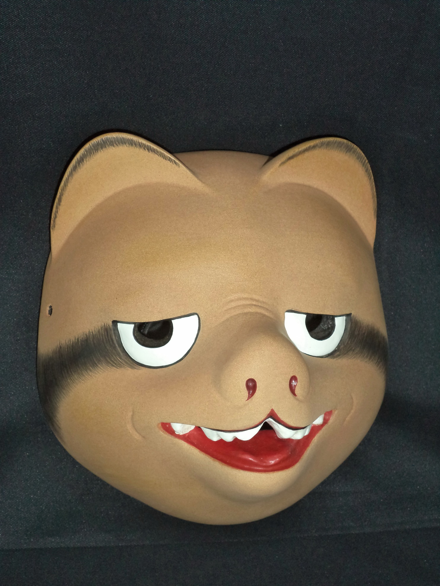 狸の顔 木製お面 伝統的装飾付き 狸の顔 木製お面 伝統的装飾付き mask