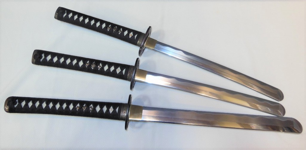 模擬刀　居合素振り　約73.6センチ Amazon.co.jp: 居合練習刀 木刀 鞘付き 素振り特上模造刀 安い 軽量