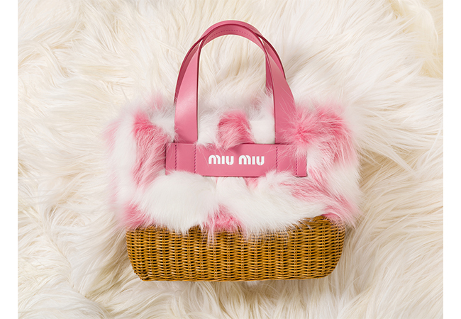 Miu Miu」ファーバッグが充実のポップアップストア！ | Numero TOKYO
