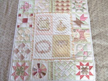 ケイトグリーナウェイパネル地企画 パッチワーク作品 - 楽しむキルト