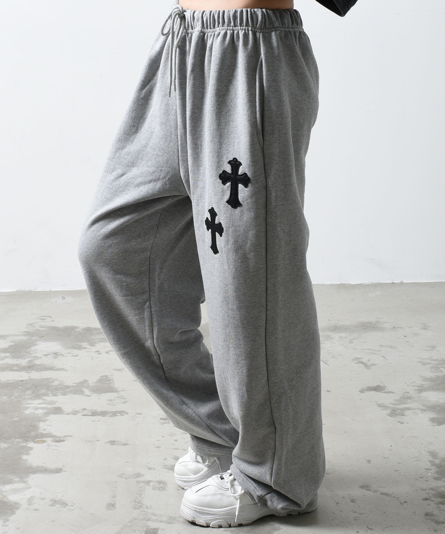 A'GEM/9 × .kom 『.kom/ドットケーオーエム』クロスパッチスウェット