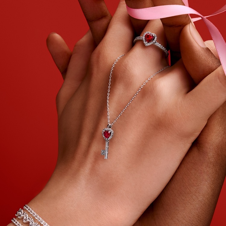 Pandora Moments スパークリング インフィニティ ハート クラスプ