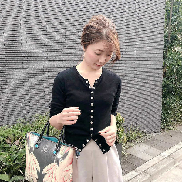 名品アニエスベーのスナップボタンカーディガンで【通勤コーデ