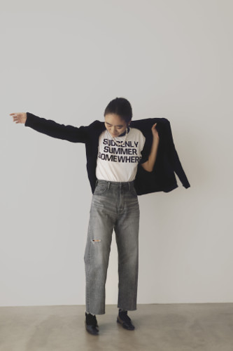 金子綾×ヤヌーク“大人に似合うクラッシュデニム”が6/13に再販！ 古着を