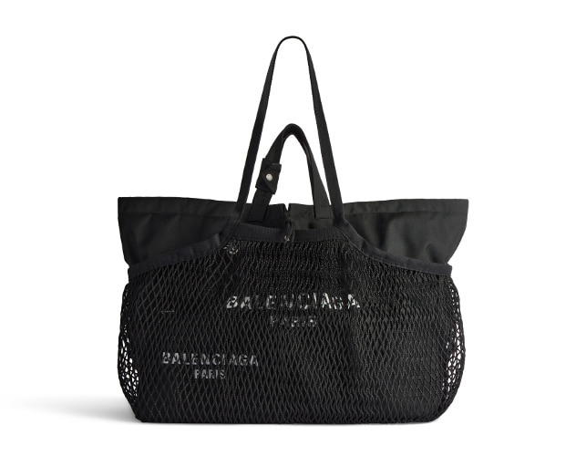バレンシアガの新作バッグが登場、布のショッパーにフィッシュネットを