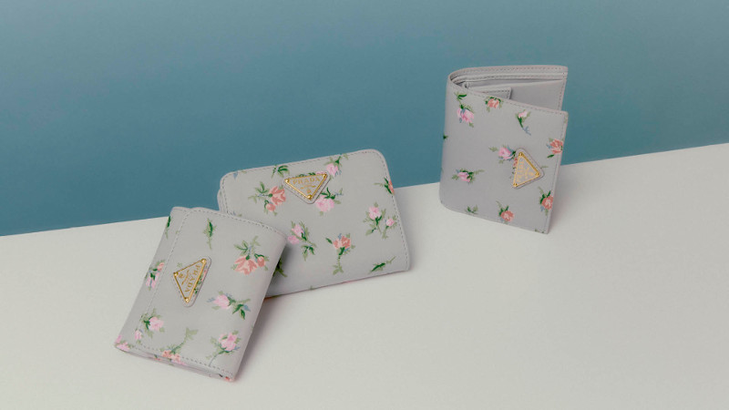 プラダより乙女心くすぐる花柄iPhoneケース、ミニバッグなどが日本限定