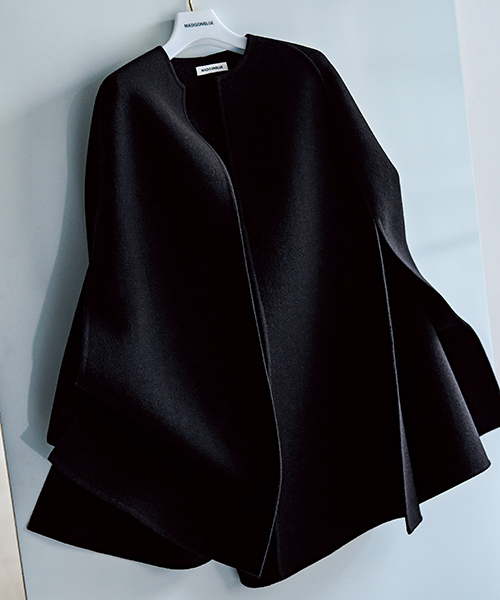 マディソンブルー」の美シルエットのケープ｜スタイリスト 金子綾さん