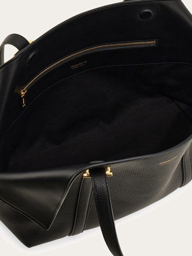 フェラガモ新作｜シンプルなつくり＆A4サイズ収納可能でオンオフ活躍