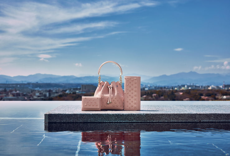 ジミー チュウ】アイコニックなデザインを融合させた新作「BON BON