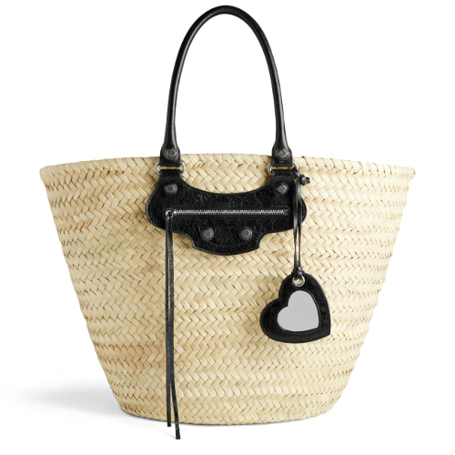 バレンシアガの新作カゴバッグ、ラフィアにレザーパネルやスタッズが