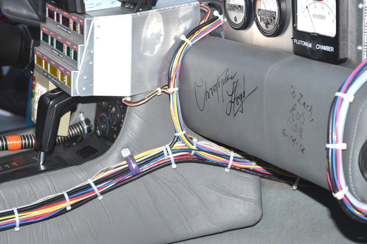 デロリアン車内には、クリストファー・ロイドのサイン（左）と、脚本を