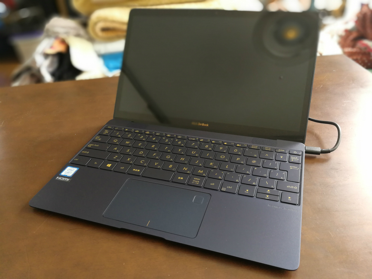 日用品] ASUS ZenBook 3 UX390UAレビュー。5日目。薄さと軽さの中に