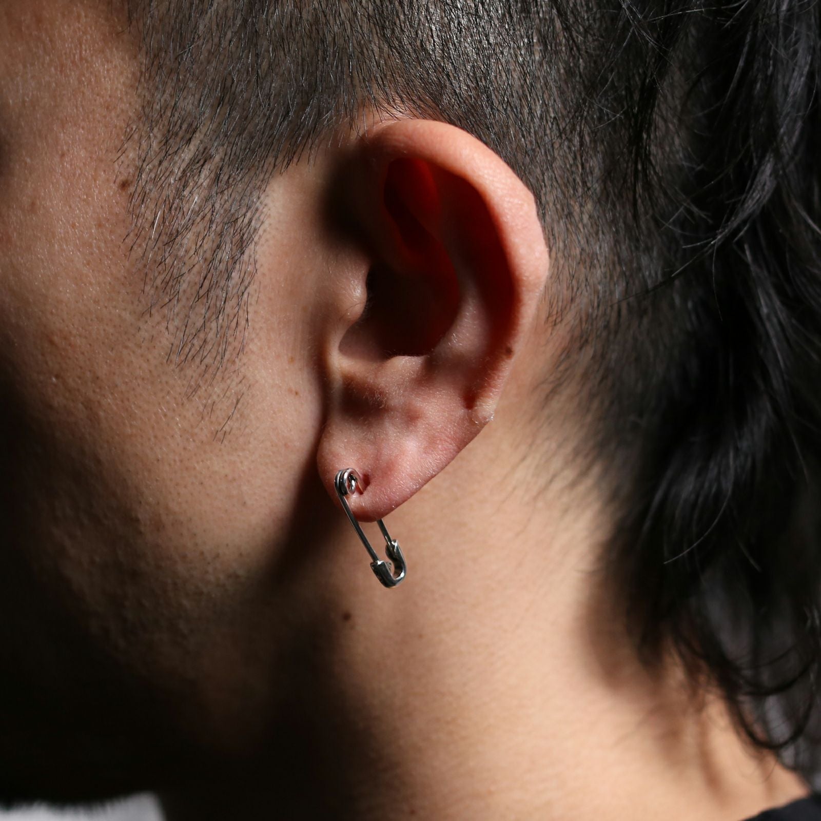 J-PI029-SV)安全ピンダイヤモンドピアスS-シルバー（燻加工）/片耳