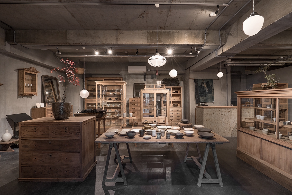 pejite 青山 / 過去と現代を繋ぐ古家具＆器 pejite 青山｜表参道＆原宿