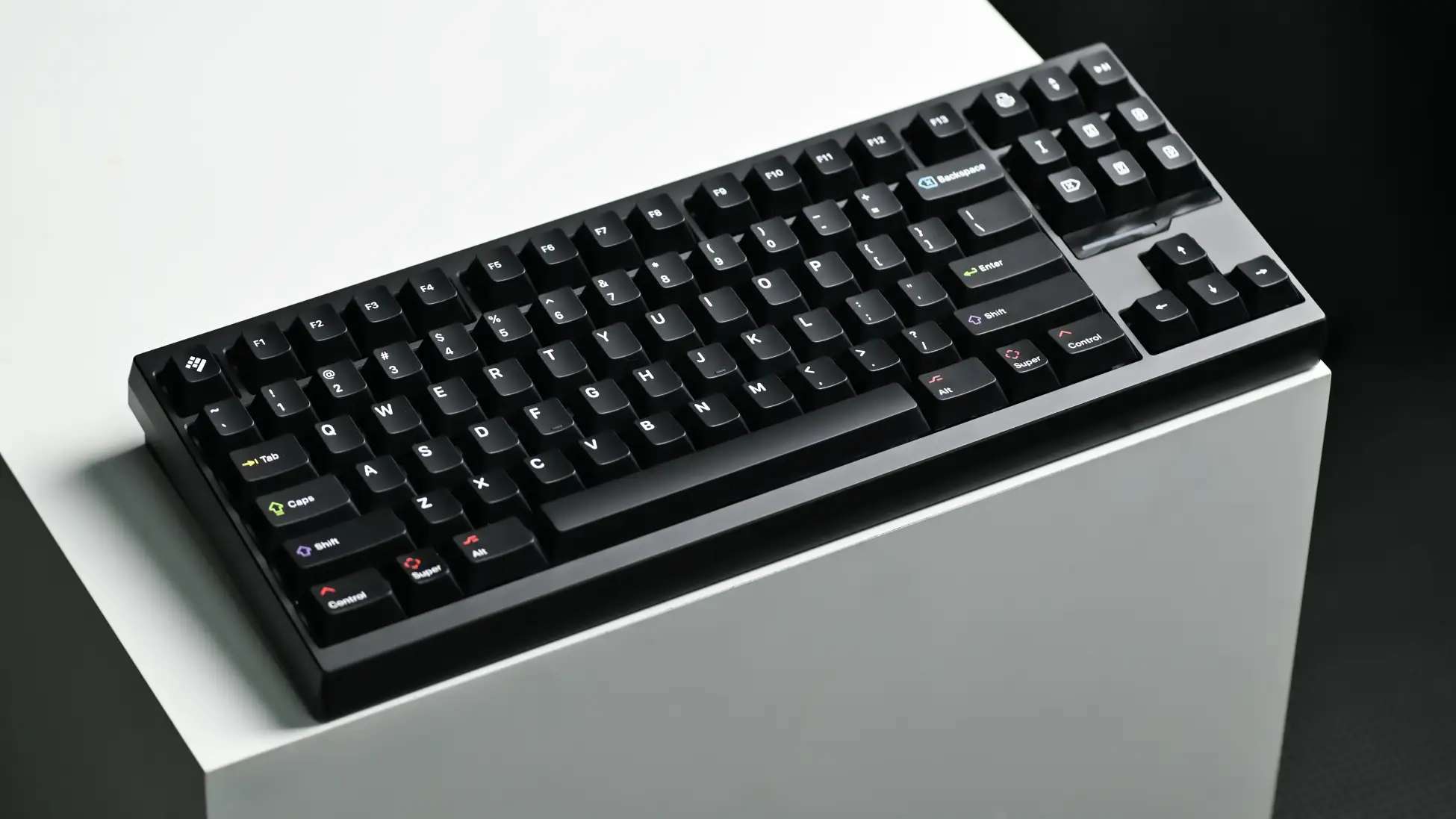 DIGIARTからシンプルなブラックデザインのキーキャップ「KAP White on