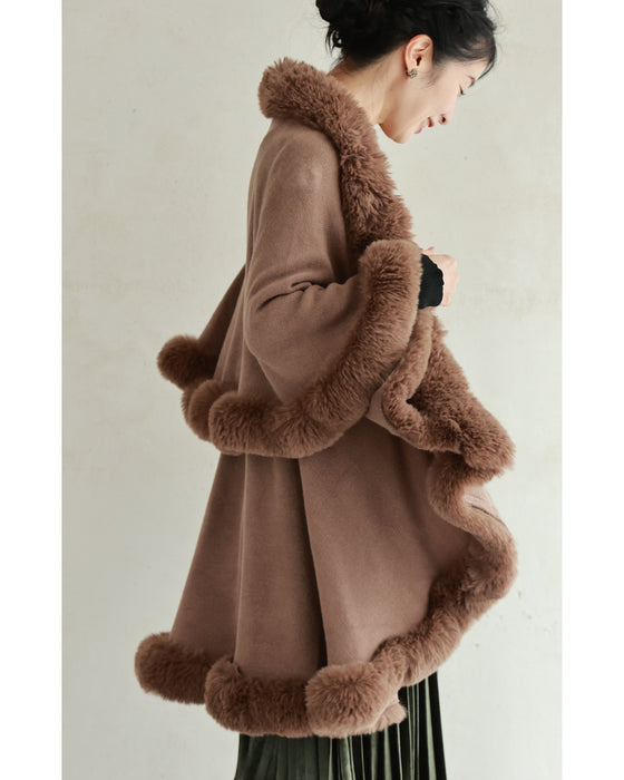 サッと羽織れるラグジュアリー。フェイクファーケープポンチョ – ONE