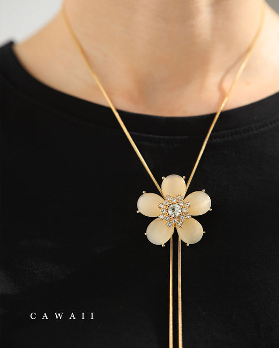 パーツの位置を変えられる。ミルキーな花びらラリエットネックレス