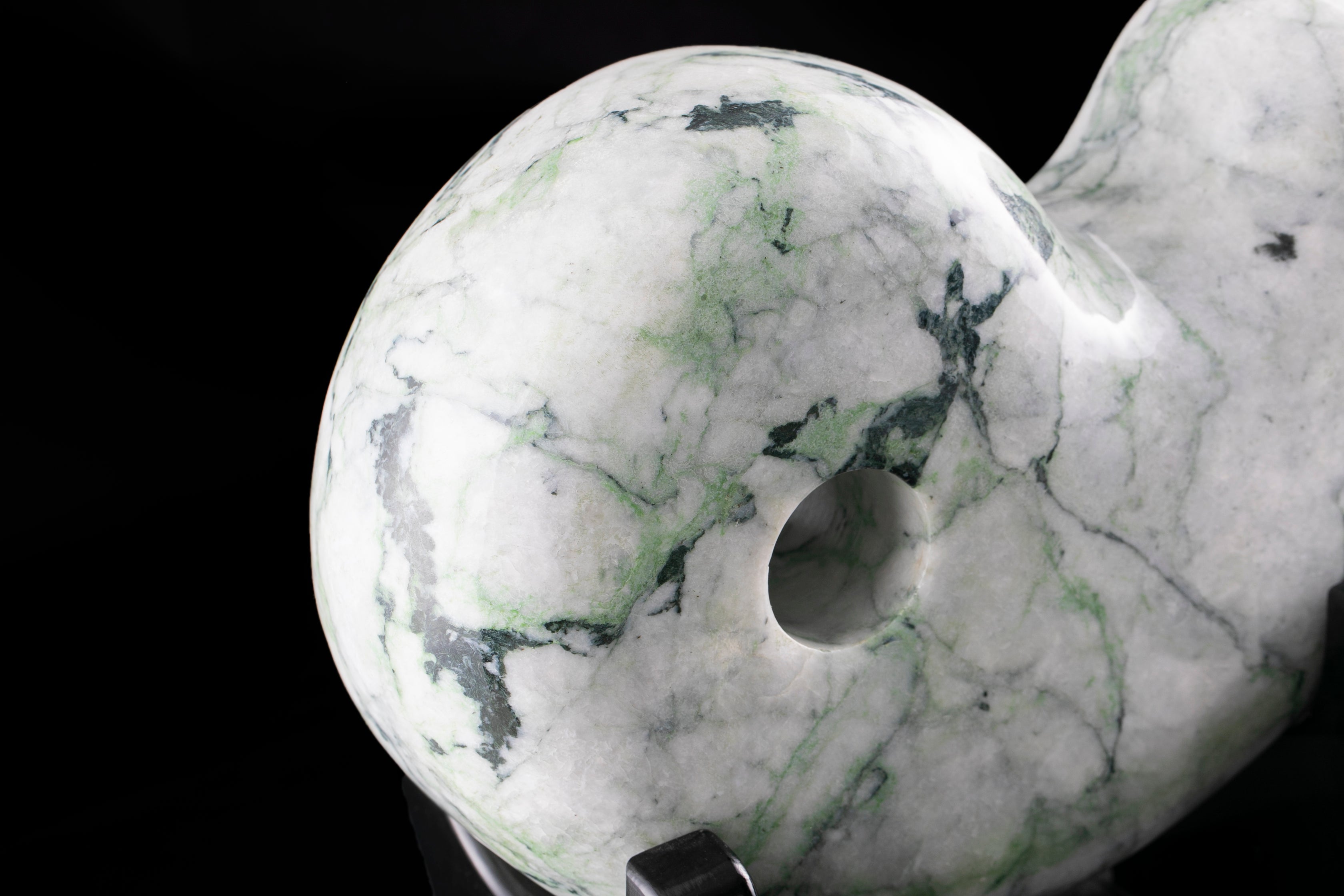 最強のまがたま見参】プレミアム・糸魚川翡翠 勾玉/23.85kg