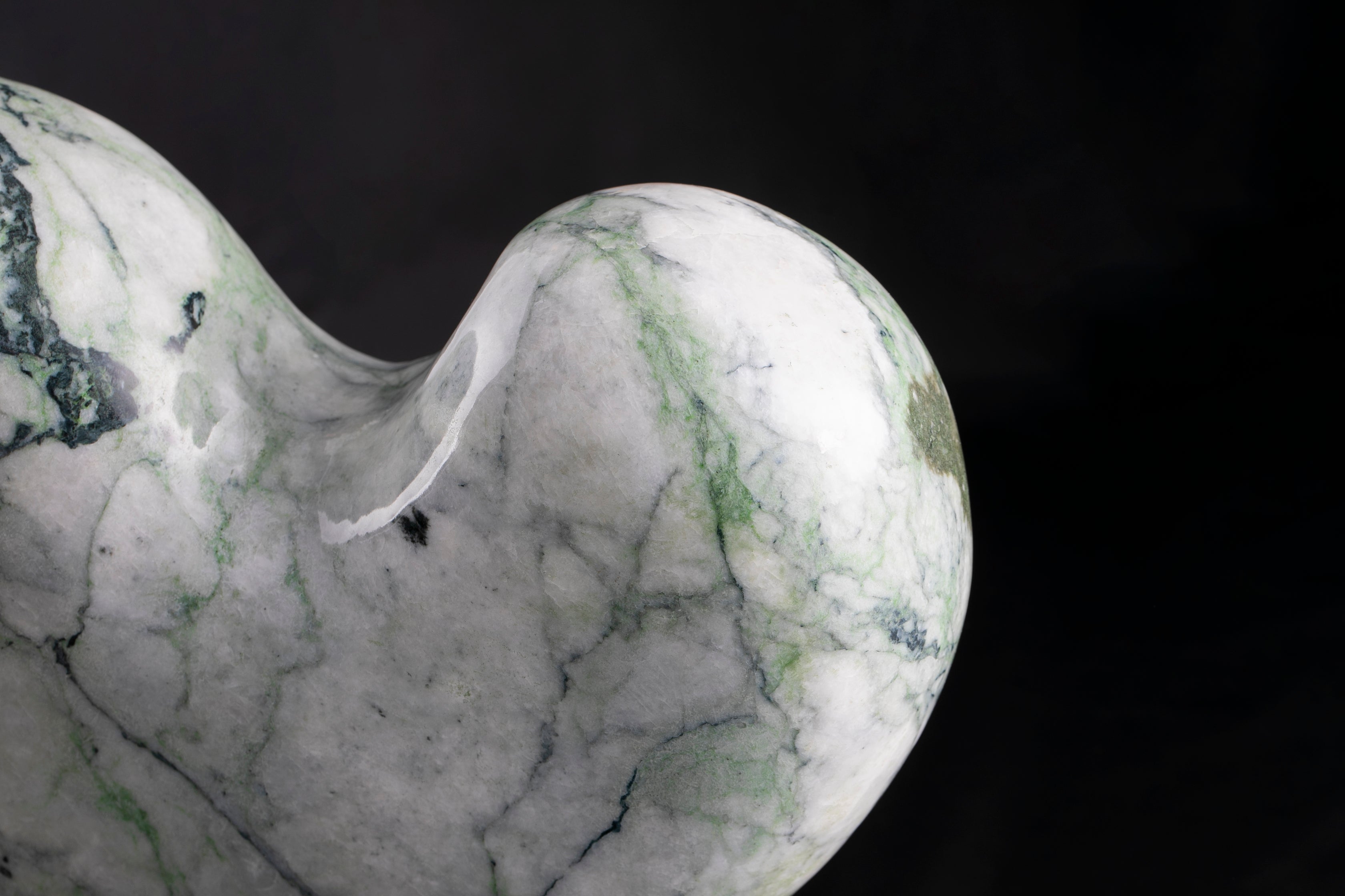 ✳親方絶賛50万円でも安価です‼️極上*氷*の肌目 糸魚川翡翠勾玉 機械