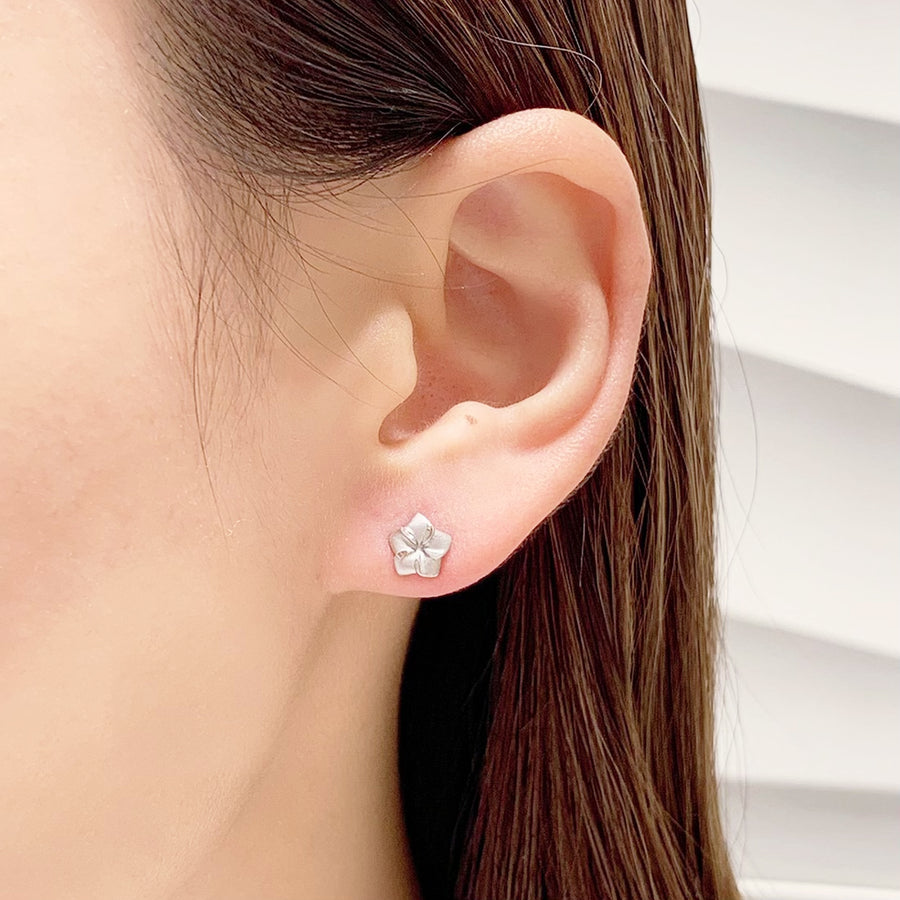 プルメリアピアス (14K WG) – MAILE ONLINE BOUTIQUE